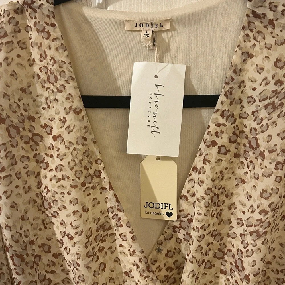 JODIFL Leopard Print V-Neck Ruffle Dress NWT - Picture 3 of 6